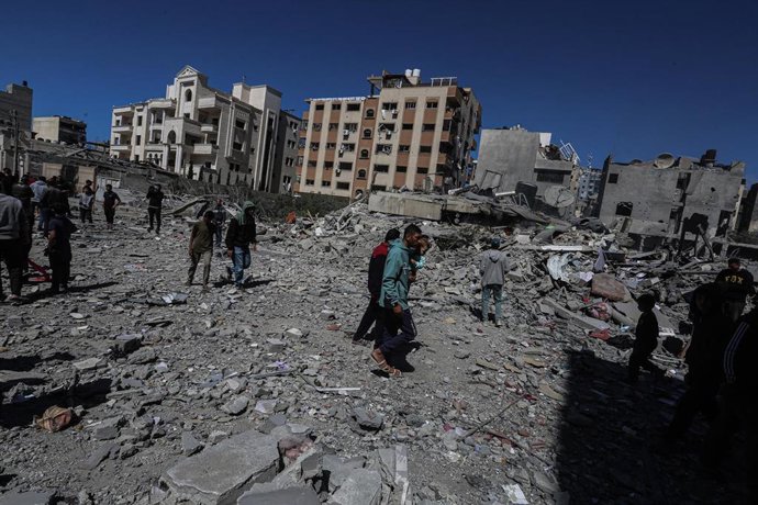 Palestinos ante edificios destruidos por ataques del Ejército de Israel contra la ciudad de Gaza, en el norte de la Franja de Gaza