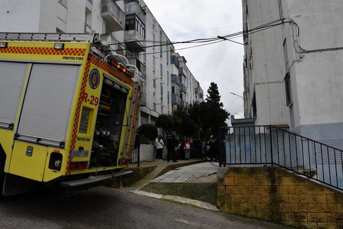 Camión de Bomberos junto al bloque afectado por el incendio de una vivienda en San Roque.