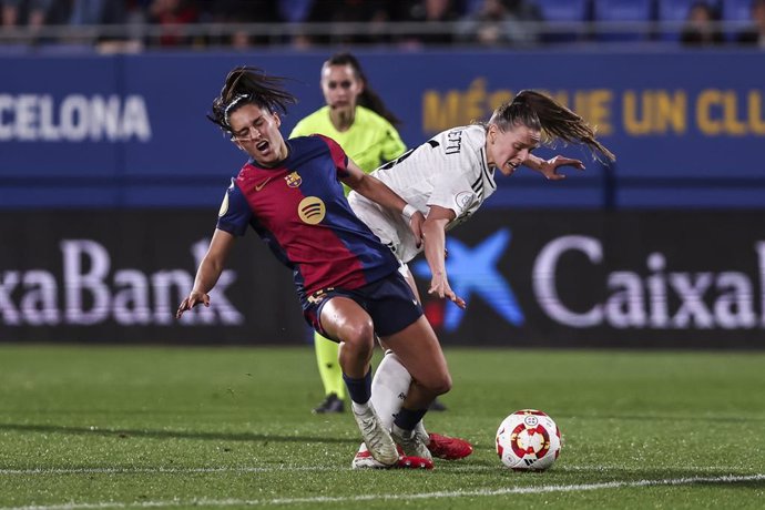Kika Nazareth of FC Barcelona and Sandie Toletti of Real Madrid CF compete for the ball during the Spanish Cup, Copa de la Reina, Semi Final Second leg football match played between FC Barcelona and Real Madrid CF at Johan Cruyff Stadium