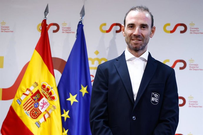Alejandro Valverde, novo selecionador nacional de rua da elite masculina, posa para foto durante a apresentação oficial da nova equipe técnica da Real Federação Espanhola de Ciclismo, no Consejo Superior de Deportes CSD, em 19 de março de 2025, Madri, Esp