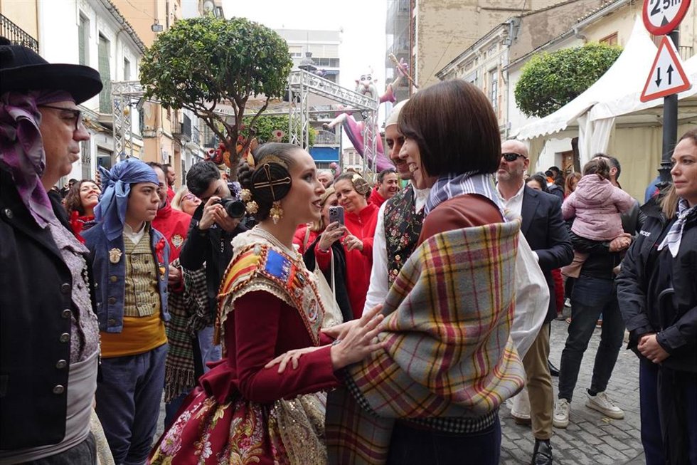 La secretaria general del PSPV y ministra de Ciencia, Diana Morant, visita las Fallas de Mislata (Valencia)