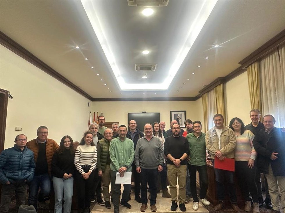 Reunión con los representantes o directores de las bandas y audio del diputado del Área de Cultura y Deporte, Miguel Iranzo.