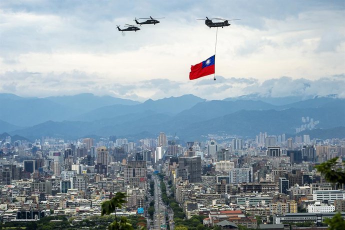 Archivo - Arquivo - 20 de maio de 2024, Taipei, Taipei, Taiwan, China, República da China: Helicópteros militares sobrevoam Taipei, Taiwan, em 20/05/2024, carregando a bandeira nacional durante um show aéreo que marcou a posse do presidente Lai Ching-te. 