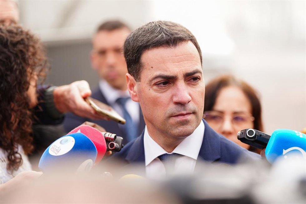 Archivo - El Lehendakari, Imanol Pradales, atiende a los medios durante la reinauguración del ambulatorio de San Martín y realizan un balance de los primeros meses de legislatura, en el Ambulatorio de San Martín, Vitoria, País Vasco (España).