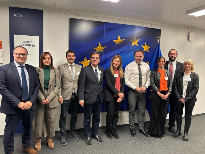 Los alcaldes de Arc Metropolità de Barcelona Juan Luis Ruiz, Mireia Dionisio, Marc Castells, Xavier Fonollosa, Ana Maria Martínez, Marta Farrés, David Bote, Alba Barnusell se reúnen en Bruselas con el comisario europeo de Vivienda y Energía Dan Jorgensen.
