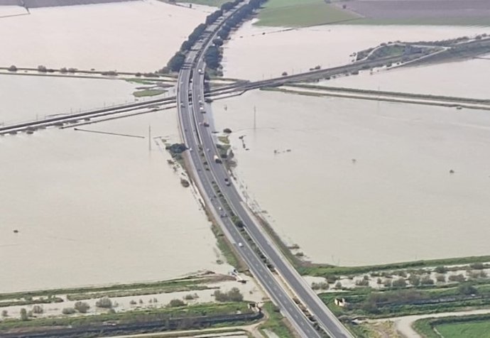 Carreteras AP-4 reabre al tráfico tras las inundaciones.