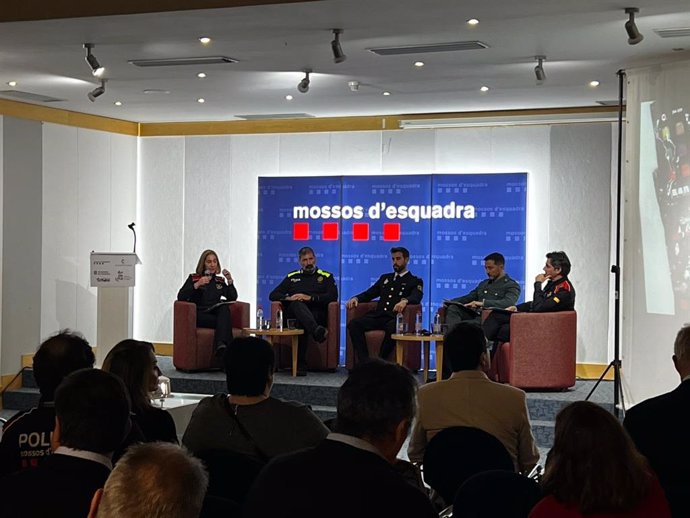 Representants dels Mossos i d'Andema