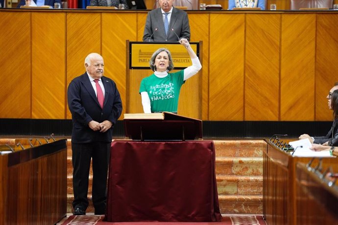 Begoña Iza toma posesión de su escaño como diputada del Grupo Mixto-Adelante Andalucía en el Pleno del Parlamento andaluz.