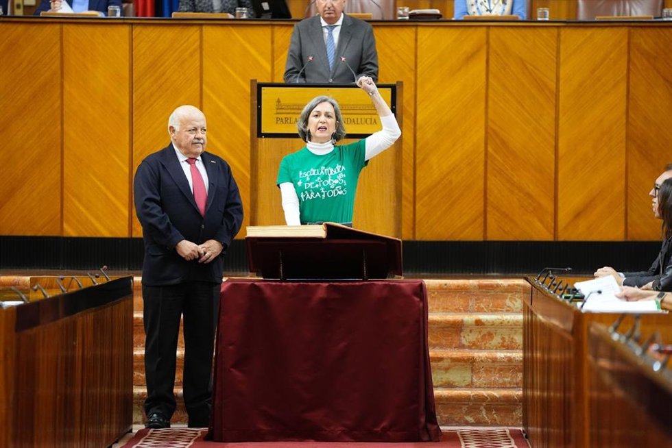Begoña Iza toma posesión de su escaño como diputada del Grupo Mixto-Adelante Andalucía en el Pleno del Parlamento andaluz.