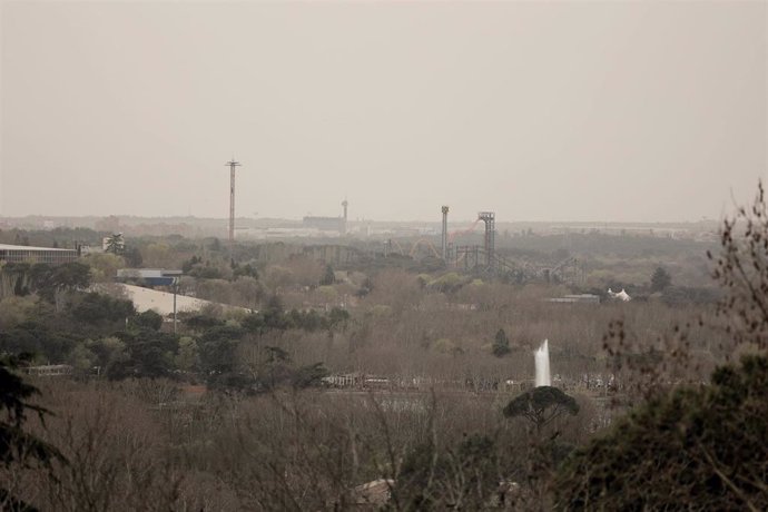 Archivo - Vistas de Madrid desde el Templo Debod, durante el segundo día con presencia de polvo sahariano en la ciudad