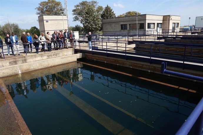 El presidente de la Diputación, Javier Fernández, visita la ETAP Salteras de Aljarafesa.
