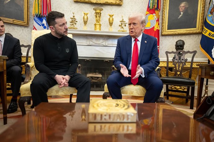 28 de fevereiro de 2025 - Washington, Distrito de Columbia, EUA - O presidente DONALD TRUMP cumprimenta o presidente VOLODYMYR ZELENSKYY da Ucrânia, na sexta-feira, 28 de fevereiro de 2025, na Casa Branca.