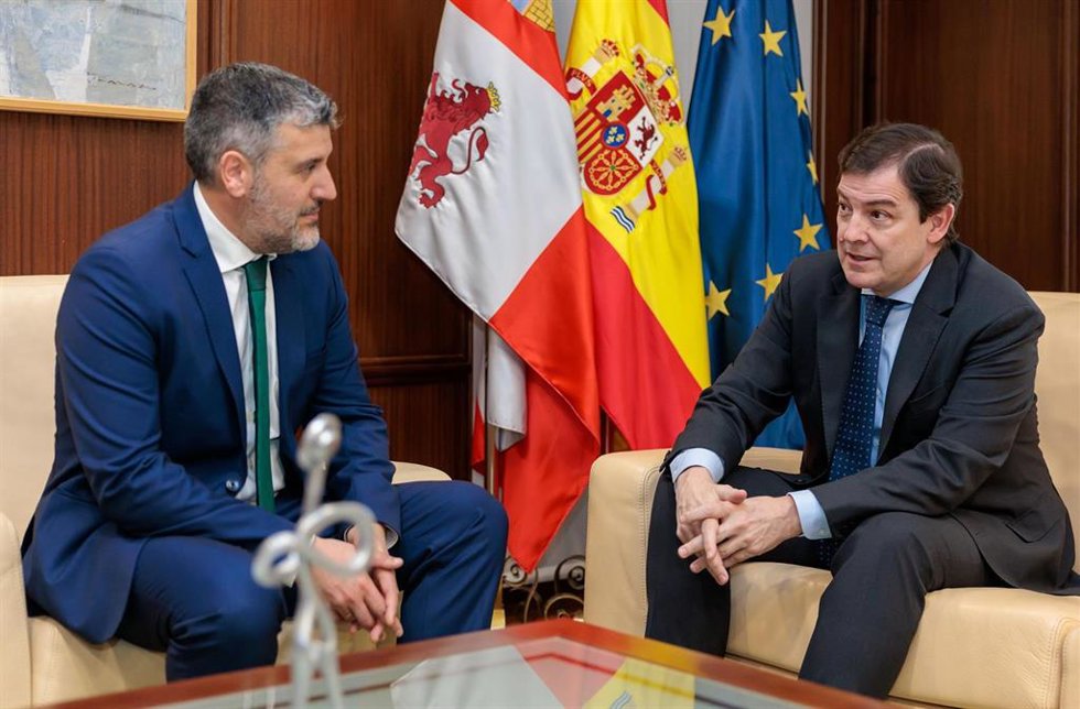 El presidente de la Junta en el encuentro mantenido este miércoles con el alcalde de San Emiliano.
