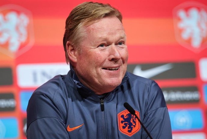 Archivo - El seleccionador neerlandés,  Ronald Koeman, atiende a la prensa.