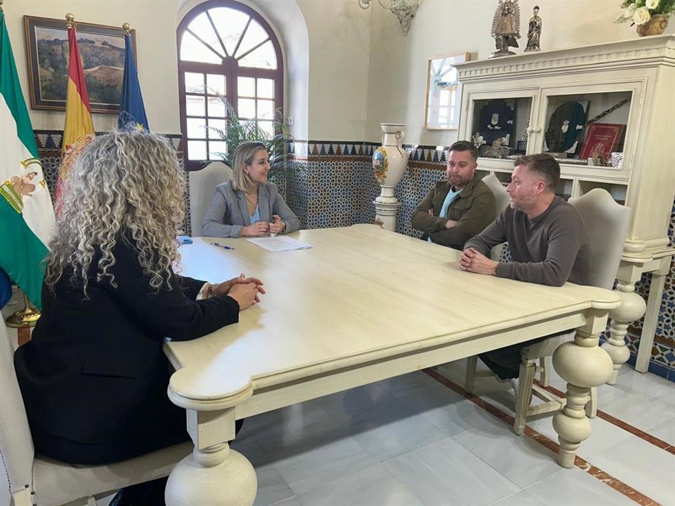 La alcaldesa Ana Isabel Jiménez, en el centro, acompañada de la delegada de Fiestas Mayores, Rocío Bastida, y representantes de la Agrupación Musical Cristo de la Bondad, con ocasión del convenio de colaboración.