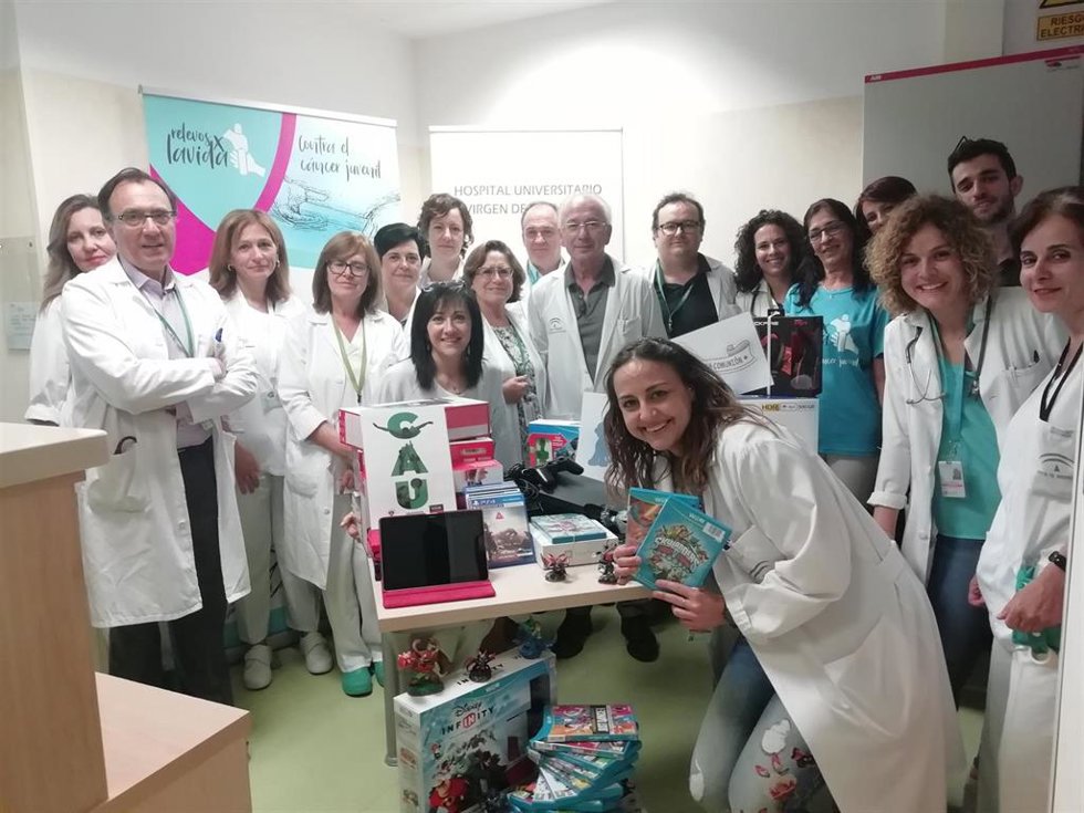 Archivo - Profesionales sanitarios junto a miembros de Relevos por la Vida, una de las asociaciones a las que se destinará la recaudación del Festival Solidario, en imagen de archivo
