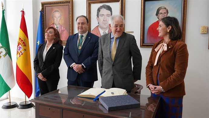 El presidente del Tribunal Constitucional, Cándido Conde-Pumpido, tras firmar en el Libro de Honor de la UCA.