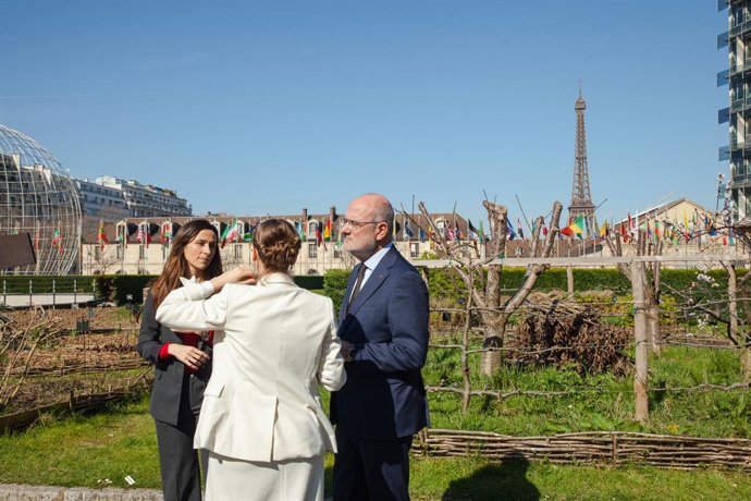 El conseller de Unión Europea y Acción Exterior de la Generalitat, Jaume Duch, durante su visita en París junto con la delegada del Govern en Francia, Eva Doya