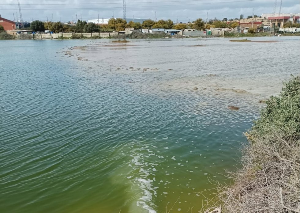 Imagen del supuesto vertido a la ría desde la balsa de fosfoyesos de Huelva.
