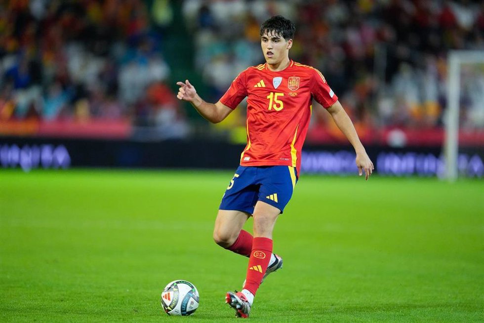 Archivo - El defensa español Pau Cubarsí durante el partido ante Serbia en la UEFA Nations League en Córdoba.