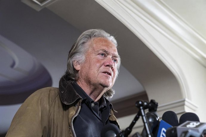 Archivo - October 29, 2024, New York, New York, USA: Steve Bannon, former strategist for 45th President of the US Donald Trump who was released from jail in the morning speaks during a press conference at Loews Regency Hotel in New York on October 29, 202