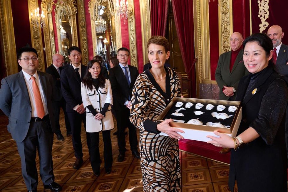La presidenta del Gobierno de Navarra, María Chivite, recibe un obsequio de la consejera Política de la embajada china, Tian Geng.