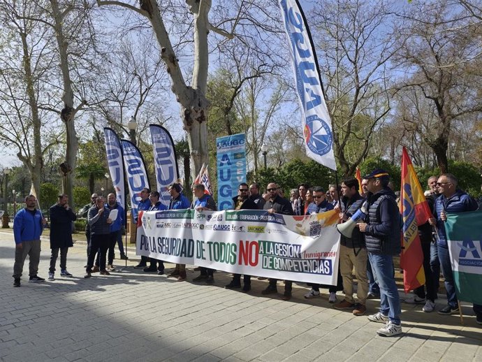 Imagen de la protesta celebrada ante la Delegación del Gobierno en Sevilla.
