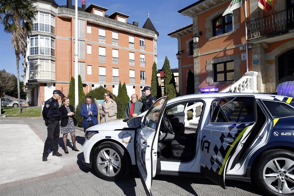 La consejera de Presidencia, Justicia, Seguridad y Simplificación Administrativa, Isabel Urrutia, entrega un vehículo para la Policía Local en Piélagos
