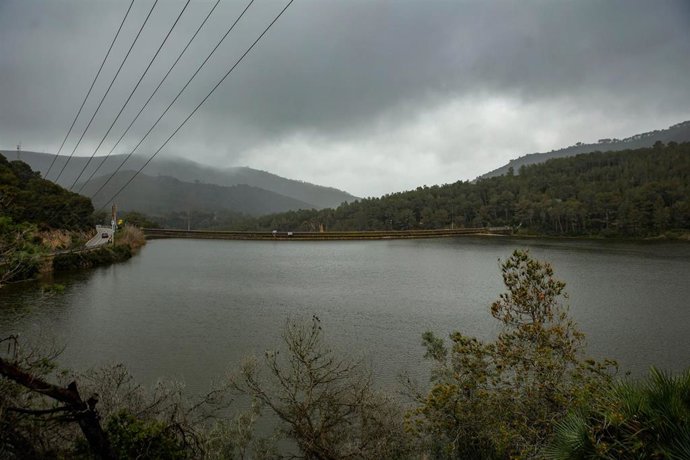 Imagen de archivo - Vista del embalse de Foix al 100% de su capacidad, a 19 de marzo de 2025, en Castellet y Gornal, Barcelona, Catalunya (España). 