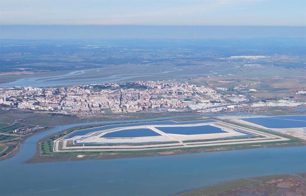 Archivo - Vista aérea de las balsas de fosfoyesos en Huelva.