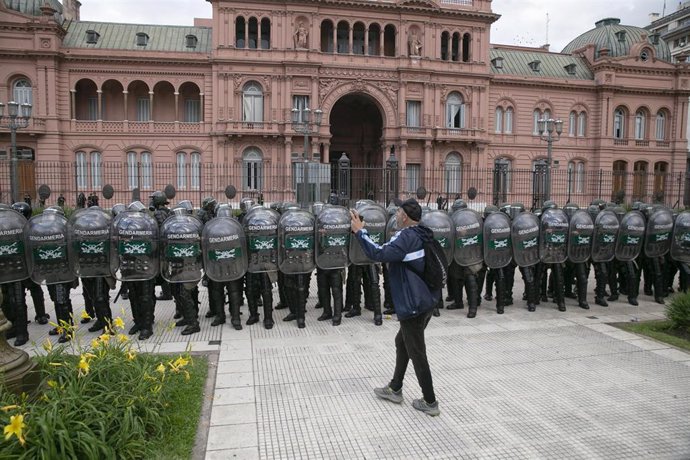 Imagen de archivo de agentes de Policía de Argentina protegiendo la Casa Rosada durante una manifestación.