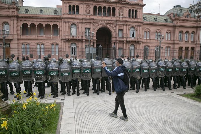 17 de dezembro de 2023, Ciudad Autonoma, Buenos Aires, Argentina: Vários torcedores de futebol argentinos esto marchando ao lado de grupos de aposentados nesta quarta-feira. Os sindicatos da CGT também esto marchando. O governo montou uma grande opera