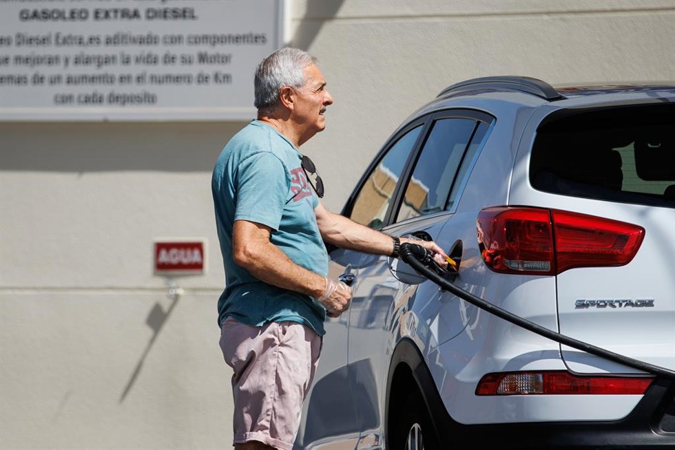 Archivo - Un hombre echa carburante a su vehículo en una estación de servicio, a 1 de septiembre de 2023, en Madrid (España). 