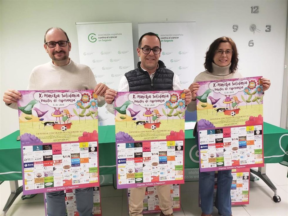 El gerente de la AECC Segovia, Eduardo Sanjuan (izda), el presidente de la Cofradía de la Flagelación, Enrique Sanz, y la vocal de La Cofradía y voluntaria de la AECC, Mar Bermejo.
