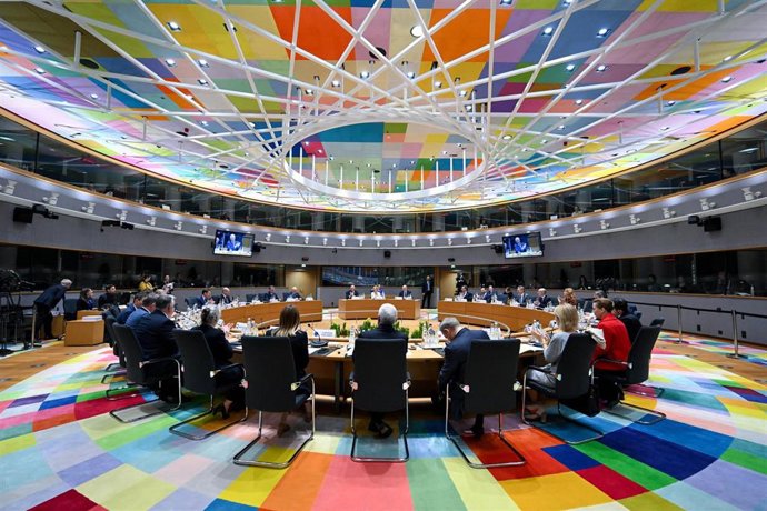 Vista general de una mesa redonda durante la cumbre de la Unión Europea sobre Ucrania. 