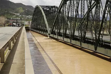 Crecida del río Guadalhorce a su paso por el Puente de Hierro en Cártama, uno de los municipios más afectados por las últimas lluvias.