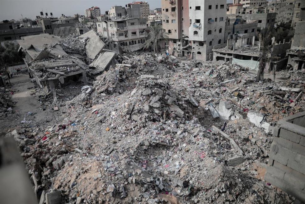 Archivo - Imagen de archivo de edificios destruidos en la Franja de Gaza tras un ataque israelí