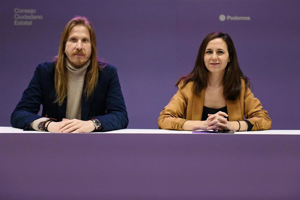 Archivo - El secretario de organización y portavoz de Podemos, Pablo Fernández, y la secretaria general de Podemos, Ione Belarra, durante una reunión de Podemos con su Consejo Ciudadano Estatal, en la sede del partido, a 2 de febrero de 2024, en Madrid 