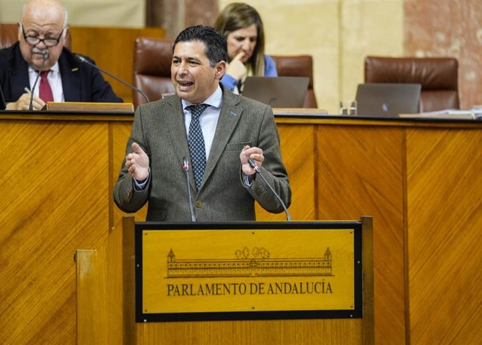 El diputado socialista Rafael Márquez, este miércoles durante su intervención en el Pleno del Parlamento.