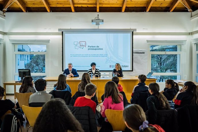El secretario general de Economía y Finanzas de la Generalitat, Juli Fernández, participa en una sesión del proceso participativo entre niños y adolescentes sobre los Presupuestos