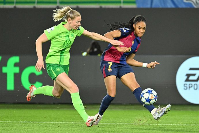 19 March 2025, Lower Saxony, Wolfsburg: Barcelona's Salma Paralluelo (R) and Wolfsburg's Sarai Linder battle for the ball during the first leg of the UEFA Women's Champions League soccer match between VfL Wolfsburg and FC Barcelona at Volkswagen Arena. Ph