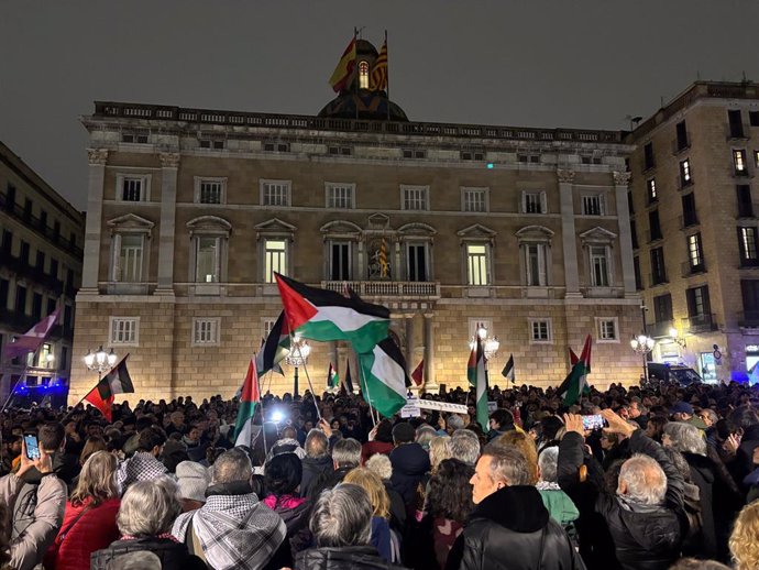 Unes 1.500 persones segons la Guàrdia Urbana protesten contra la "complicitat" de la Generalitat i l'Ajuntament de Barcelona amb el govern d'Israel després del trencament de l'alto-el-foc a Gaza