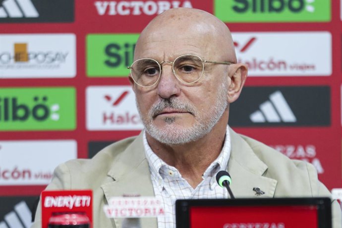 Luis de la Fuente, técnico da seleção espanhola, participa de sua coletiva de imprensa para anunciar a lista de jogadores convocados antes dos jogos de futebol da Liga das Nações da UEFA da seleção espanhola contra a Holanda no estádio Mestalla em 14 de m