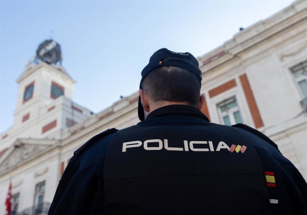 Archivo - Un agente de la Policía Nacional 