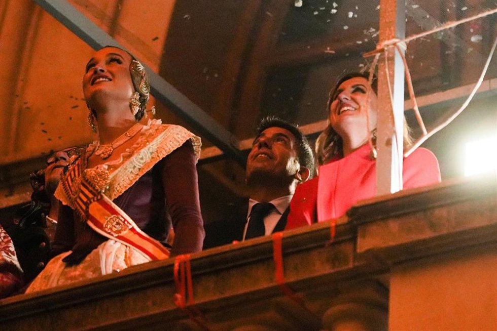 El 'president' de la Generalitat, Carlos Mazón, ha acudido esta noche al Ayuntamiento de Valncia para presenciar la 'Crem' con la que se pone fin a las Fallas de 2025.