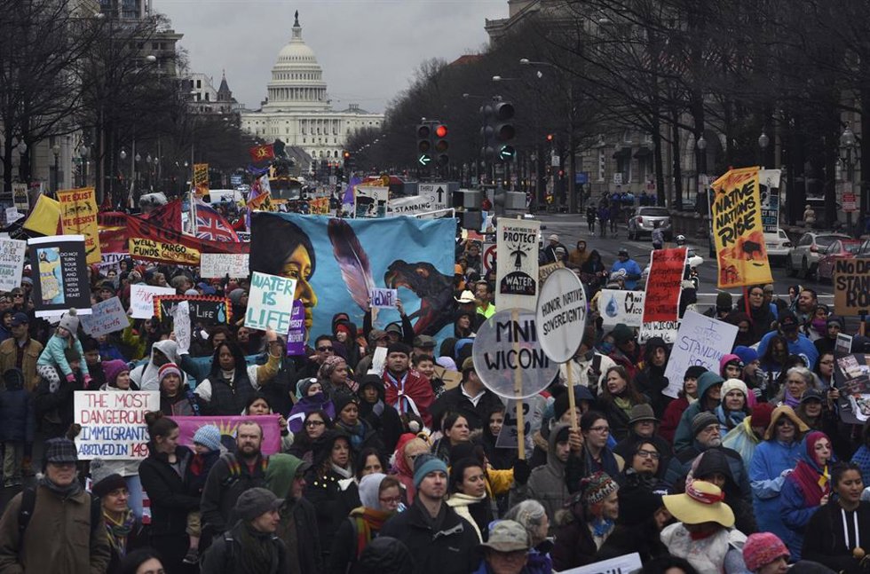 Archivo - Imagen de archivo de una manifestación contra el oleoducto Dakota Access frente a la Casa Blanca en Washington (EEUU)