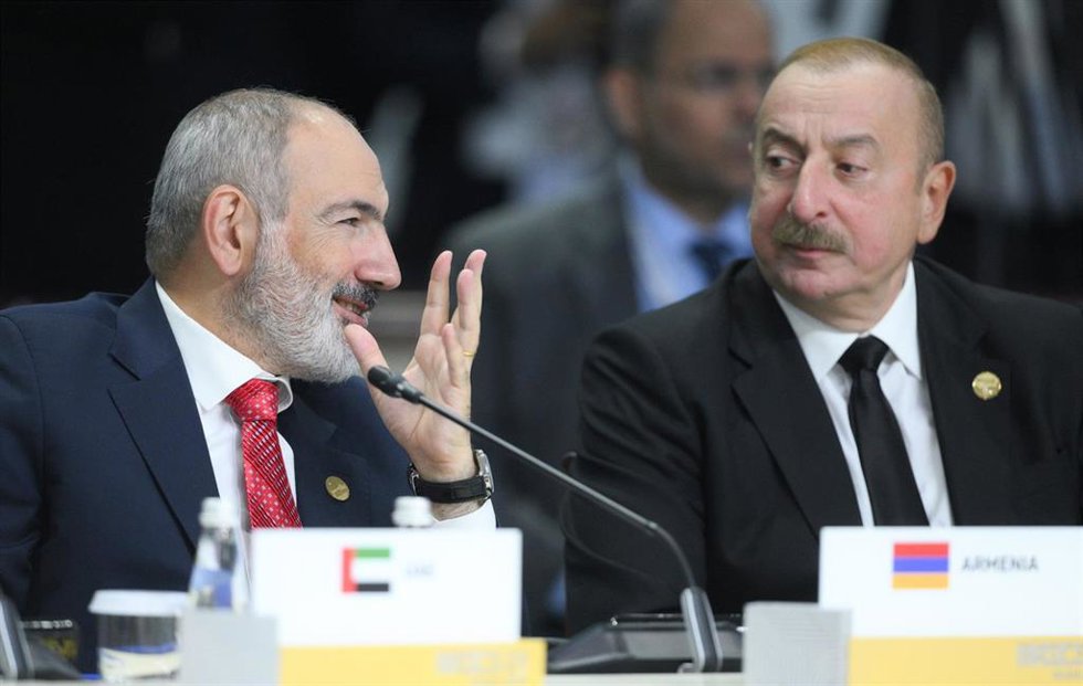 Archivo - Imagen de archivo del primer ministro de Armenia, Nikol Pashinyan, y el presidente de Azerbaiyán, Ilham Aliyev