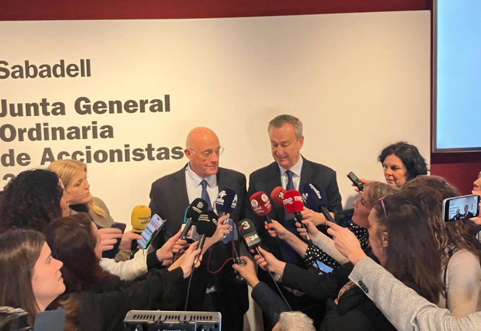 El presidente de Banco Sabadell, Josep Oliu, y el consejero delegado, César González-Bueno.
