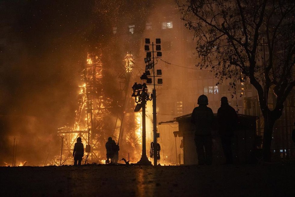 Varias personas observan la Crem' de la Falla del Ayuntamiento