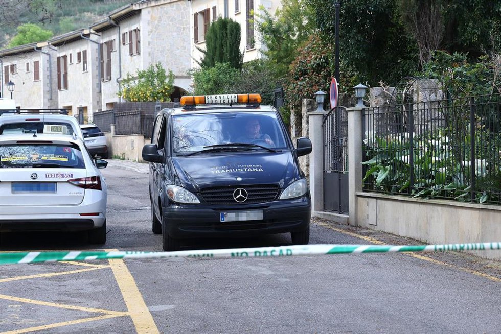 Efectivos de la policía en el lugar donde ha muerto una mujer de un disparo y un hombre ha resultado herido.